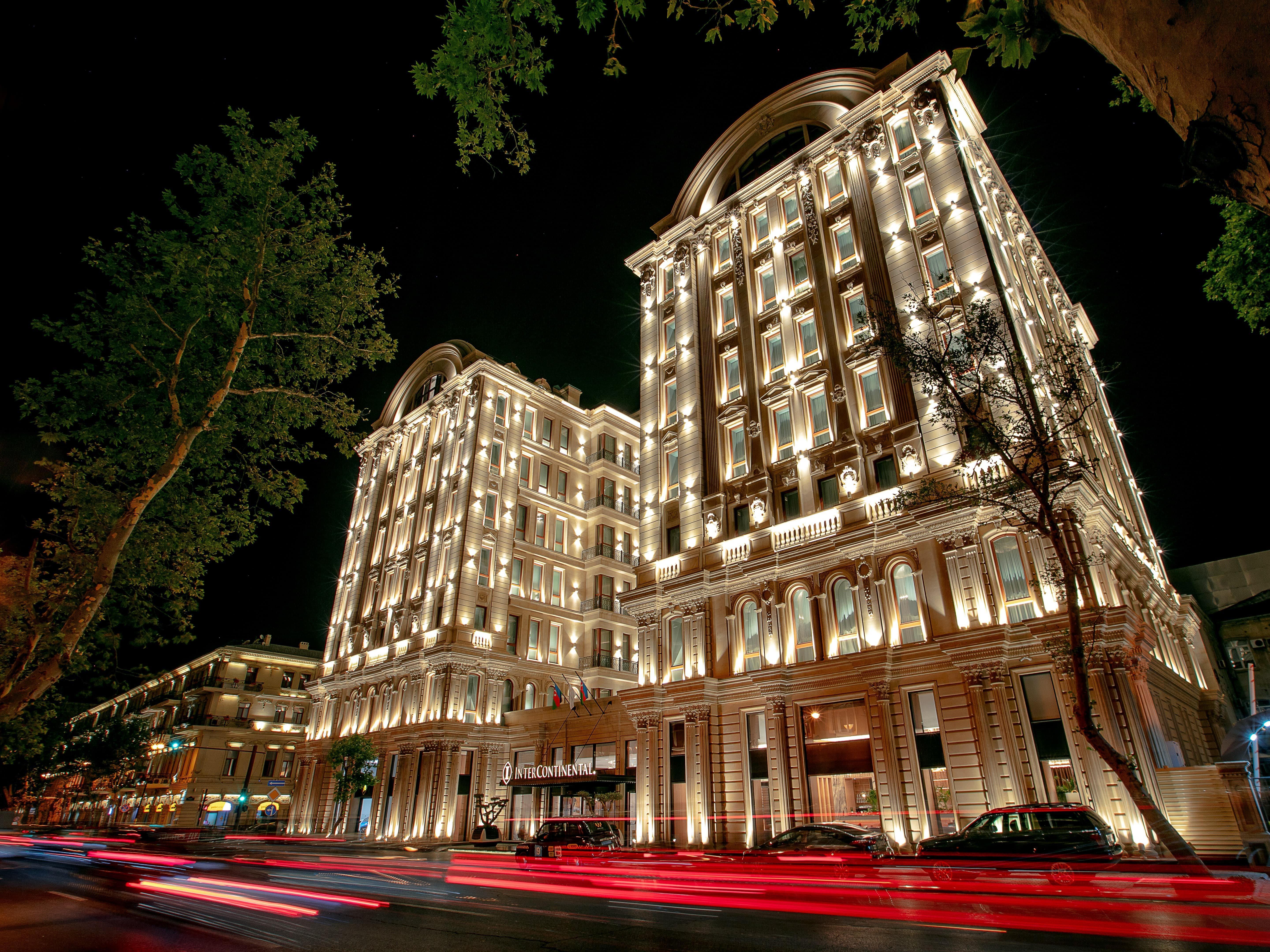 Intercontinental Baku By Ihg Hotel Exterior foto The hotel at night