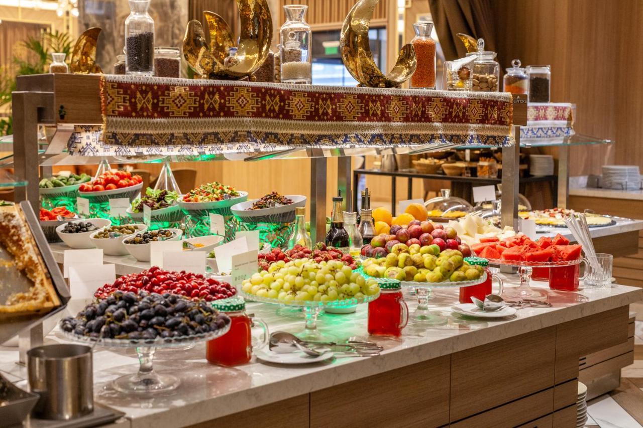 Intercontinental Baku By Ihg Hotel Exterior foto A fruit buffet